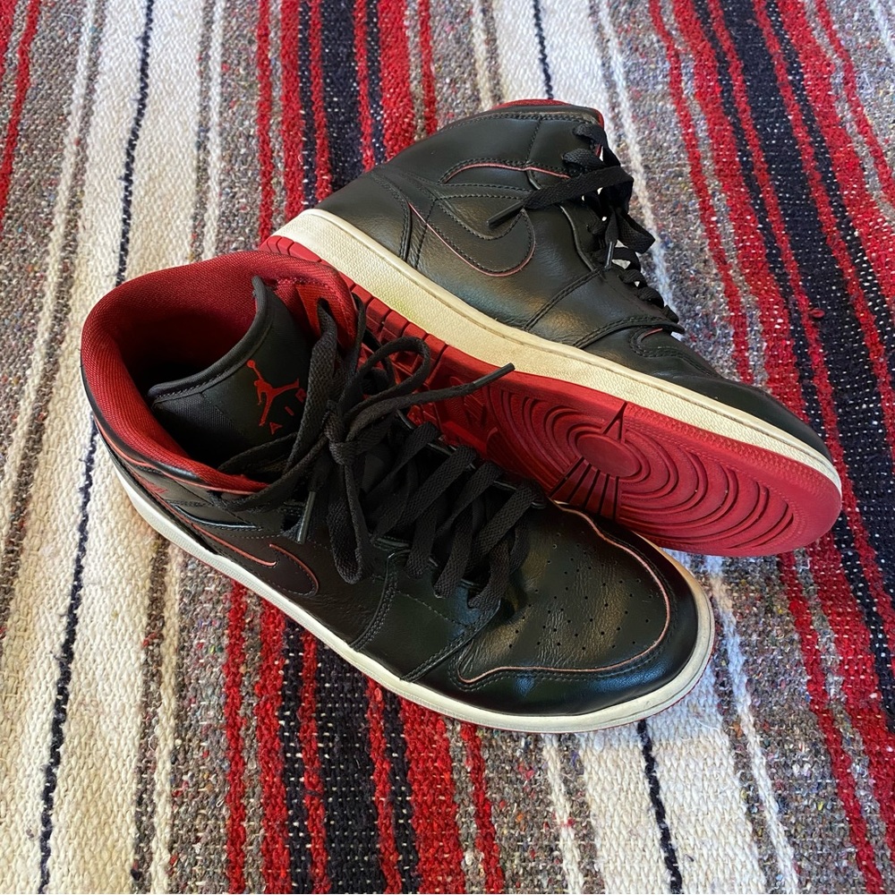 Nike Air Jordan 1 Mid ‘black red’